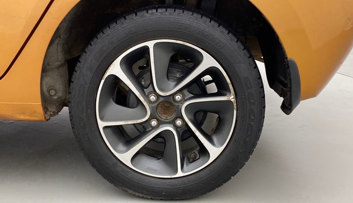 2017 Hyundai Grand i10 SPORTZ (O) 1.2 AT VTVT, Petrol, Automatic, 38,616 km, Left Rear Wheel