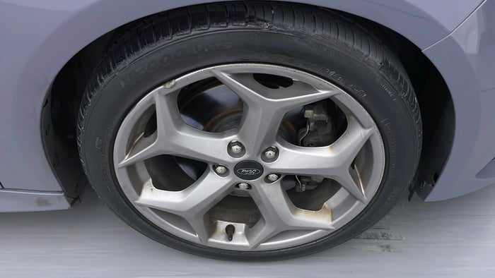 FORD FOCUS-Alloy Wheel RHS Front Scratch