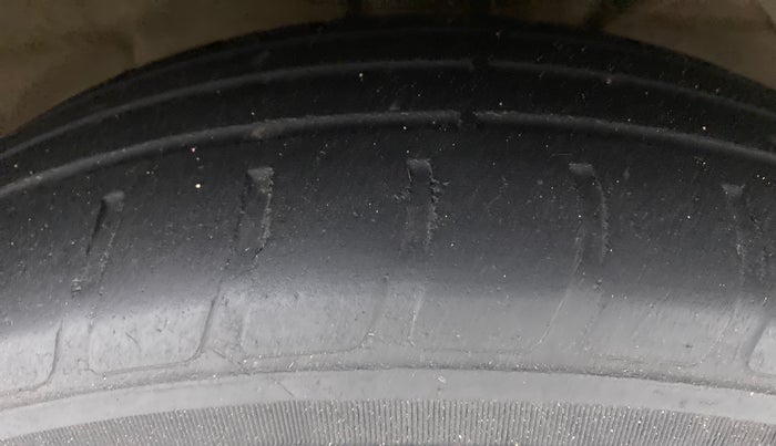 2018 Maruti Dzire VDI, Diesel, Manual, 69,613 km, Right Front Tyre Tread