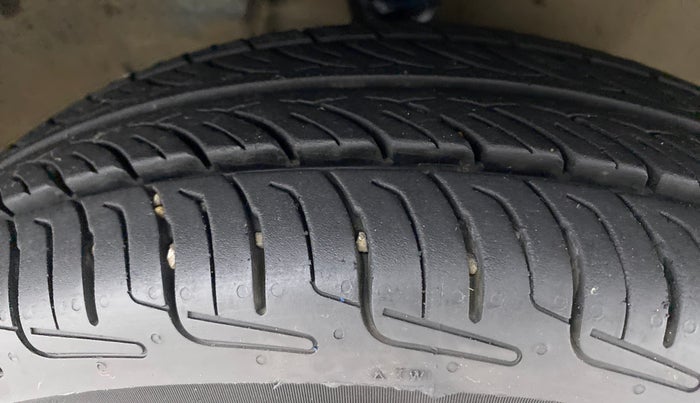 2017 Maruti Alto 800 LXI, Petrol, Manual, 75,321 km, Right Front Tyre Tread