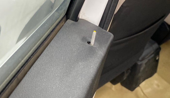 2019 Renault TRIBER 1.0 RXZ, Petrol, Manual, 62,803 km, Lock system - Door lock knob has minor damage