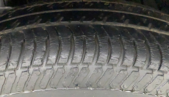 2015 Maruti Swift VXI, Petrol, Manual, 44,129 km, Left Front Tyre Tread