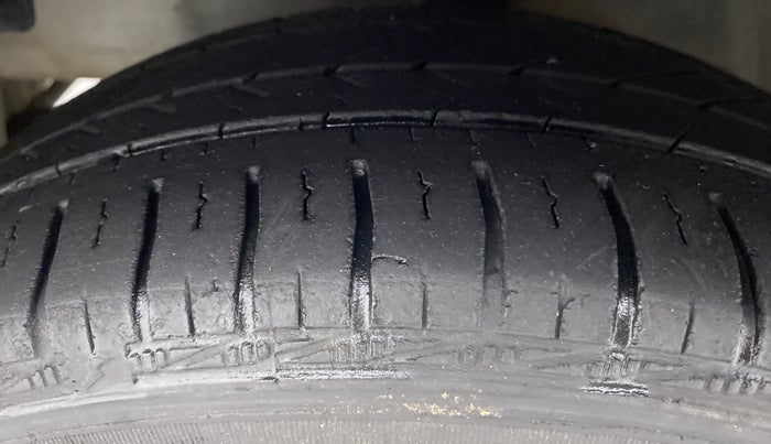 2018 Hyundai Eon MAGNA +, Petrol, Manual, 18,237 km, Left Front Tyre Tread