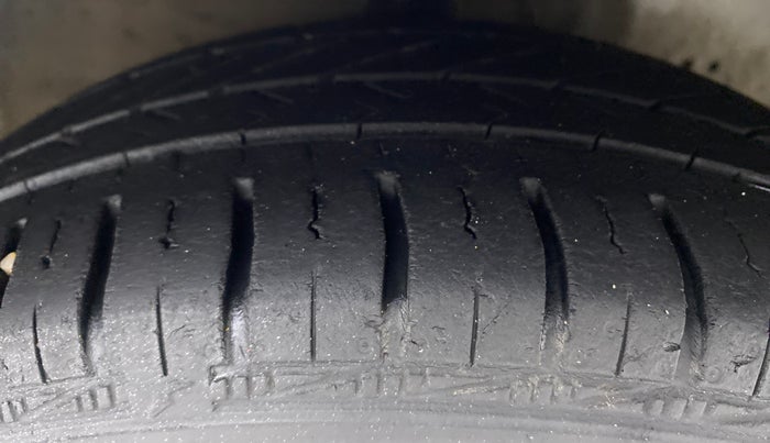 2018 Hyundai Eon MAGNA +, Petrol, Manual, 18,237 km, Right Front Tyre Tread
