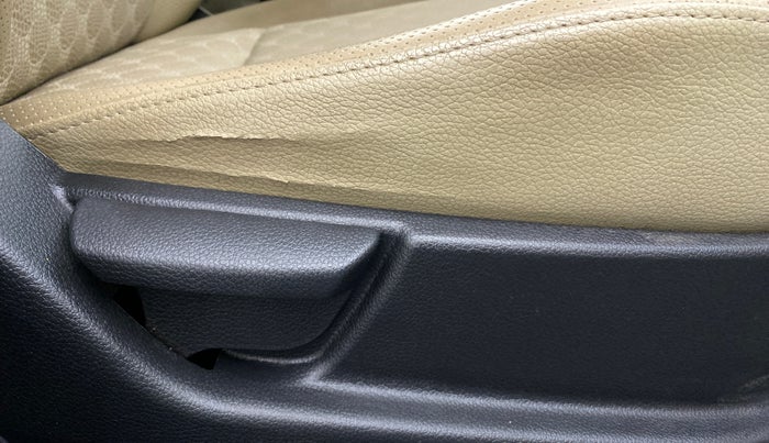 2018 Hyundai Eon MAGNA +, Petrol, Manual, 18,237 km, Driver Side Adjustment Panel