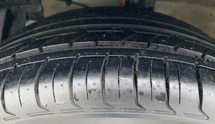 2016 Maruti Ciaz ZXI PLUS, Petrol, Manual, 61,043 km, Left Front Tyre Tread