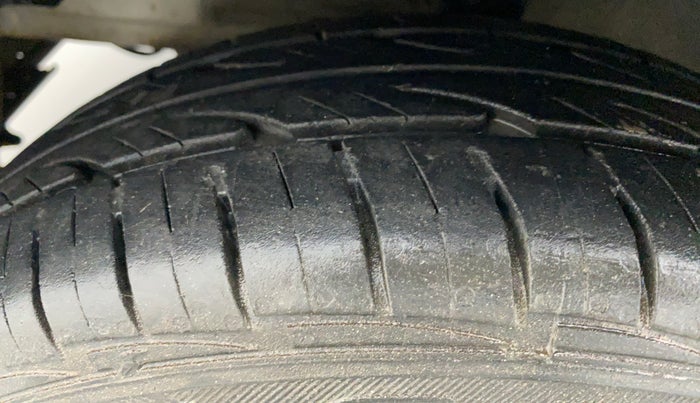2012 Hyundai Eon ERA PLUS, CNG, Manual, 56,093 km, Left Front Tyre Tread