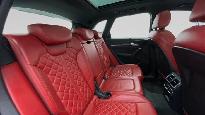 AUDI SQ5-Right Side Door Cabin View