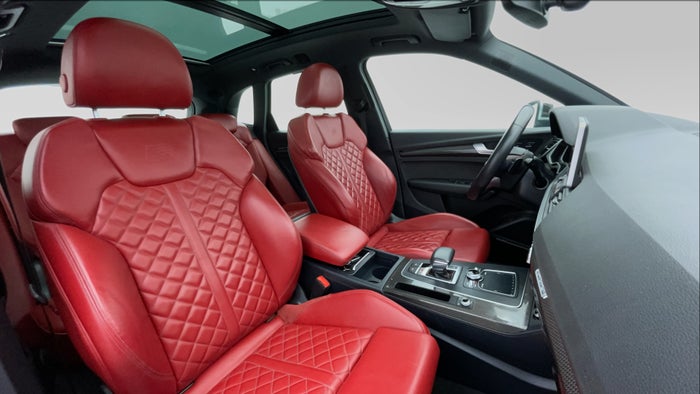 AUDI SQ5-Right Side Front Door Cabin View