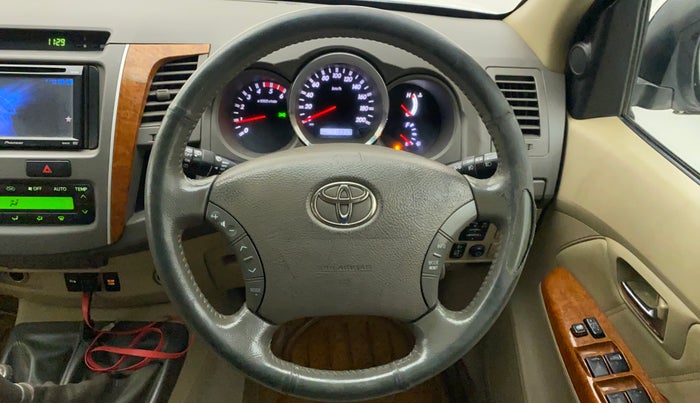 2010 Toyota Fortuner 3.0 4X4 MT, Diesel, Manual, 1,18,533 km, Steering Wheel Close Up