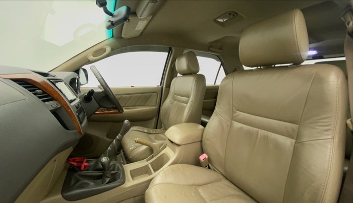 2010 Toyota Fortuner 3.0 4X4 MT, Diesel, Manual, 1,18,533 km, Right Side Front Door Cabin