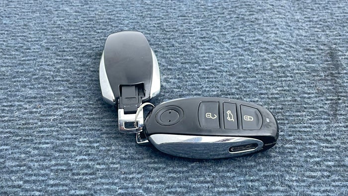 VOLKSWAGEN TOUAREG-Key Remote Broken