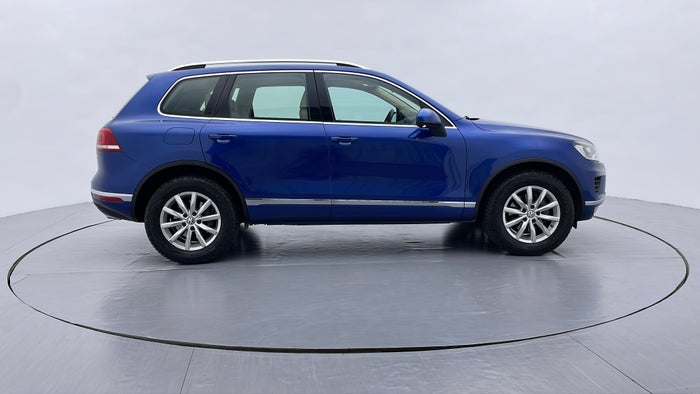 VOLKSWAGEN TOUAREG-Right Side View