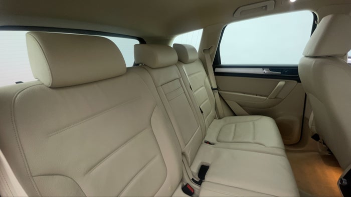 VOLKSWAGEN TOUAREG-Right Side Door Cabin View