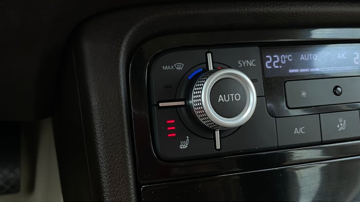 VOLKSWAGEN TOUAREG-Heated Seats