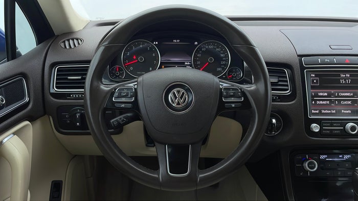 VOLKSWAGEN TOUAREG-Steering Wheel Close-up