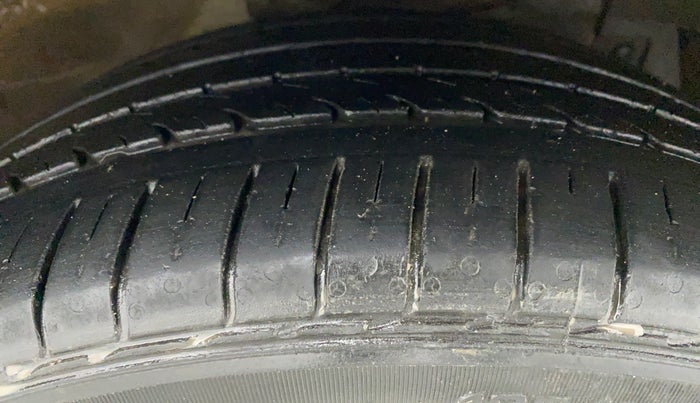 2018 Maruti Ciaz ALPHA 1.5 SHVS PETROL, Petrol, Manual, 42,142 km, Right Front Tyre Tread