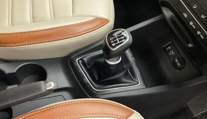 2018 Hyundai Elite i20 ASTA 1.4 CRDI (O), Diesel, Manual, 54,780 km, Gear lever - Knob cover torn