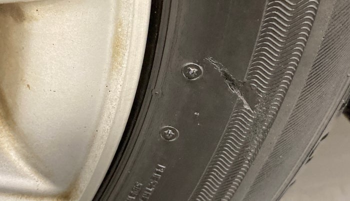 2015 Maruti Swift ZXI, Petrol, Manual, 57,817 km, Left front tyre - Minor crack