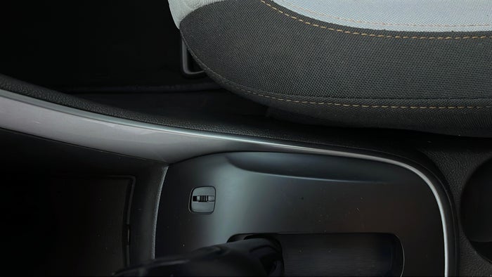 CHEVROLET TRAX-Gear lever Boot cover missing