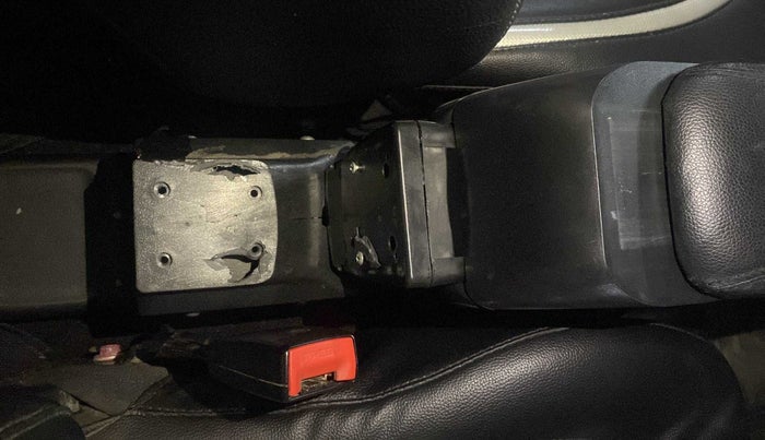 2013 Maruti Swift VDI, Diesel, Manual, 71,129 km, Driver seat - Armrest has miinor damage