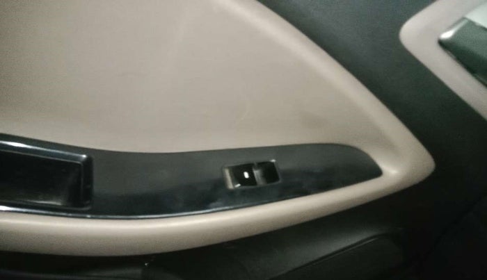 2014 Hyundai Elite i20 MAGNA 1.2, Petrol, Manual, 80,227 km, Left front window switch / handle - Minor damage