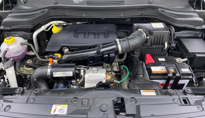 2021 Mahindra XUV 3OO W8 PETROL MT, Petrol, Manual, 10,938 km, Open Bonet