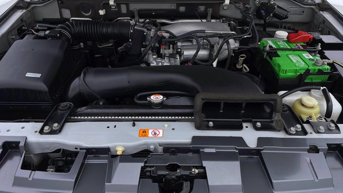 MITSUBISHI PAJERO-Engine Bonet View
