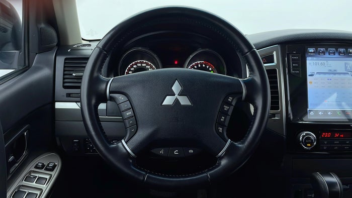 MITSUBISHI PAJERO-Steering Wheel Close-up