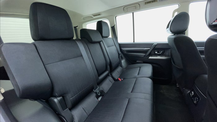 MITSUBISHI PAJERO-Right Side Door Cabin View