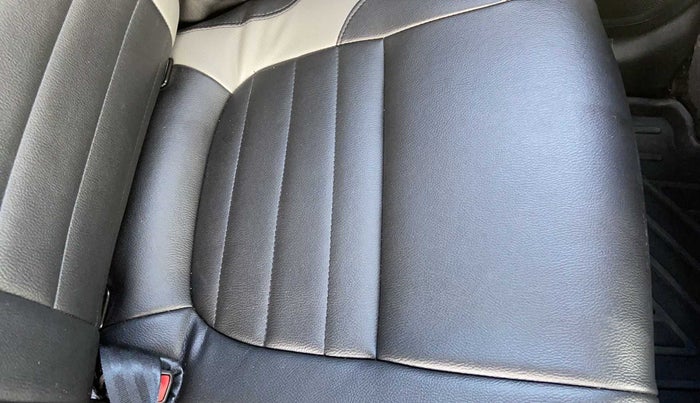2020 Hyundai VENUE S 1.2, Petrol, Manual, 7,532 km, Second-row left seat - Cover slightly stained