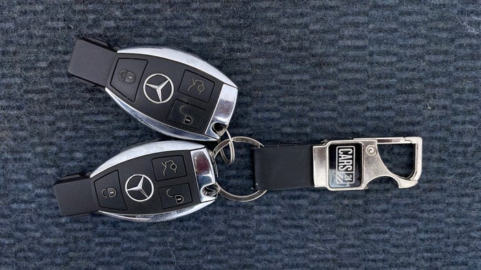 MERCEDES BENZ C 200-Key Close-up
