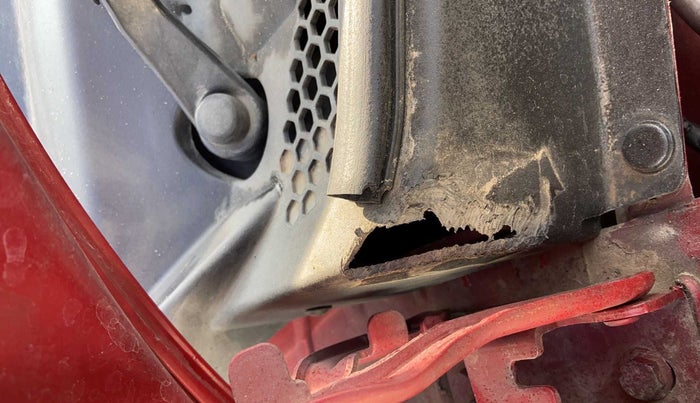 2018 Mahindra KUV 100 NXT K8 P 6 STR, Petrol, Manual, 30,026 km, Bonnet (hood) - Cowl vent panel has minor damage