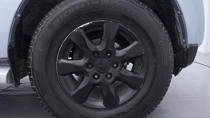 MITSUBISHI PAJERO-Alloy Wheel RHS Front Scratch