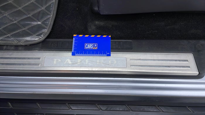 MITSUBISHI PAJERO-Running Board LHS Scratch
