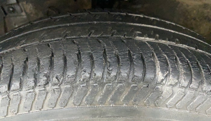 2014 Maruti Swift VXI, Petrol, Manual, 58,625 km, Left Front Tyre Tread