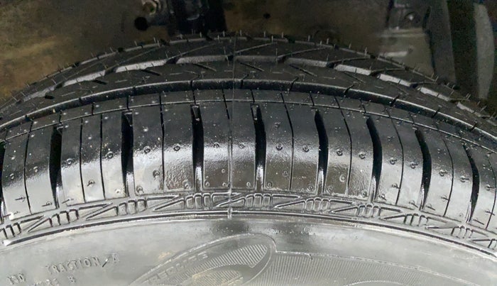2014 Maruti Swift VXI, Petrol, Manual, 58,625 km, Right Front Tyre Tread