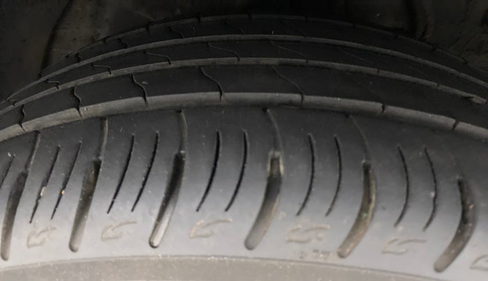 2021 Mahindra XUV300 1.2 W8 OPT, Petrol, Manual, 9,335 km, Right Front Tyre Tread