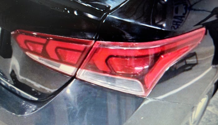 2019 Hyundai Verna 1.6 SX+ VTVT AT, CNG, Automatic, 59,449 km, Right tail light - Minor damage