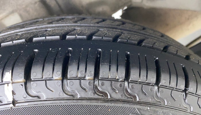 2015 Hyundai Eon MAGNA +, Petrol, Manual, 83,495 km, Right Rear Tyre Tread