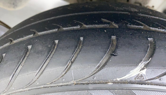 2015 Hyundai Eon MAGNA +, Petrol, Manual, 83,495 km, Left Rear Tyre Tread