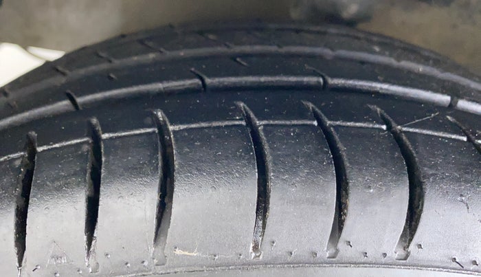 2015 Hyundai Eon MAGNA +, Petrol, Manual, 83,495 km, Left Front Tyre Tread