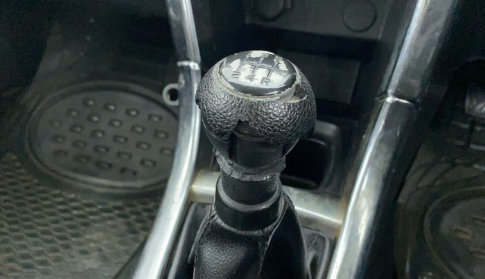 2013 Maruti Swift VXI D, Petrol, Manual, 59,346 km, Gear lever - Knob cover torn