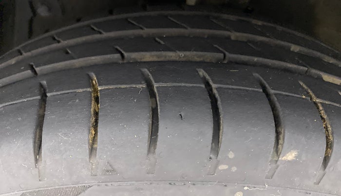 2015 Maruti Swift Dzire ZDI, Diesel, Manual, 70,858 km, Left Front Tyre Tread