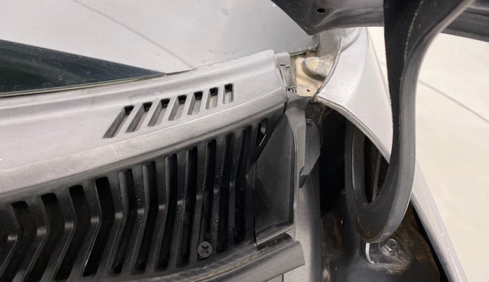 2015 Maruti Swift Dzire ZDI, Diesel, Manual, 70,858 km, Bonnet (hood) - Cowl vent panel has minor damage