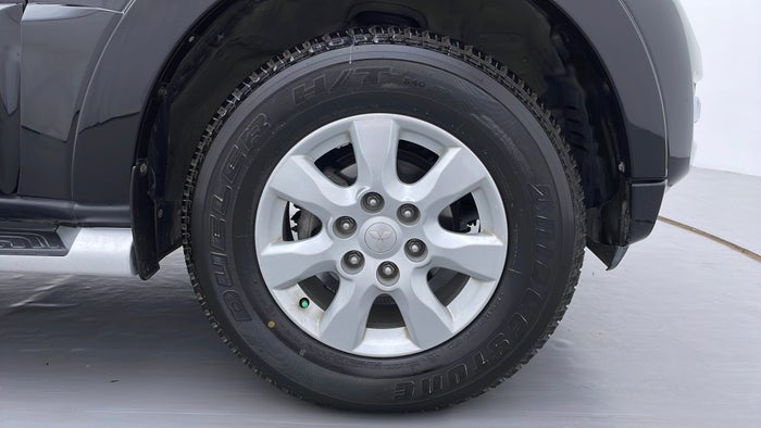 MITSUBISHI PAJERO-Right Front Tyre