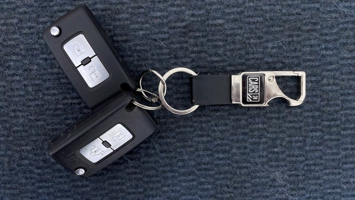 MITSUBISHI PAJERO-Key Close-up
