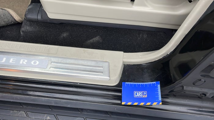 MITSUBISHI PAJERO-Running Board LHS Scratch