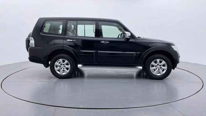 MITSUBISHI PAJERO-Right Side View