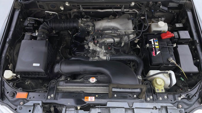 MITSUBISHI PAJERO-Engine Bonet View